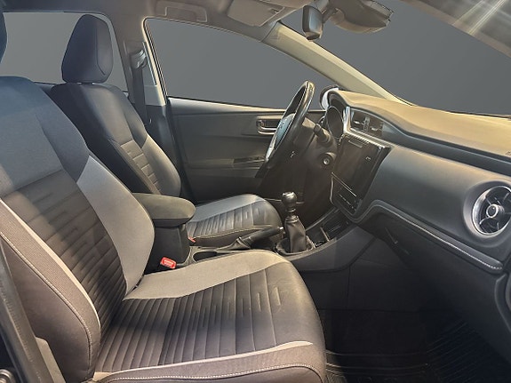 Toyota Auris 7 of 13