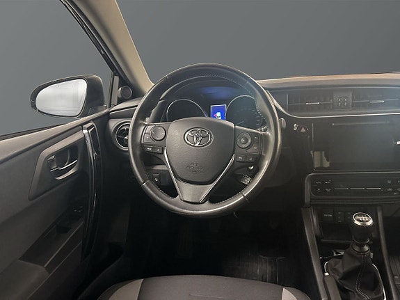Toyota Auris 10 of 13