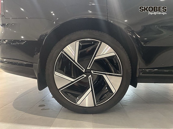 Volvo EX90 18 of 20