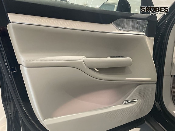 Volvo EX90 16 of 20