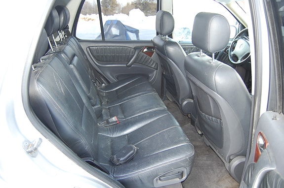 Mercedes-Benz ML320 5 of 6