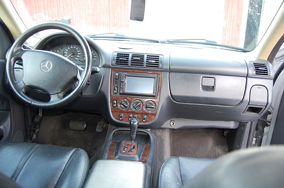 Mercedes-Benz ML320 4 of 6
