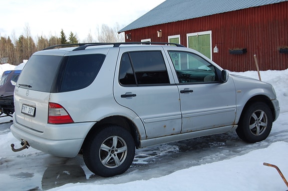 Mercedes-Benz ML320 2 of 6
