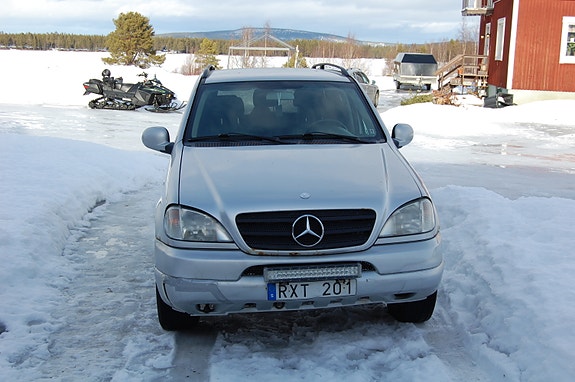 Mercedes-Benz ML320 3 of 6