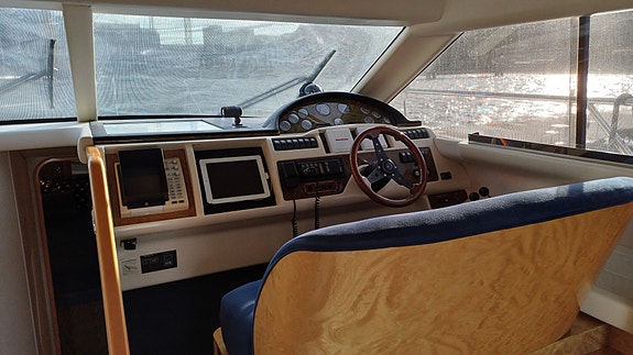 Princess 40 flybridge, ca 1340 tim 5 of 15