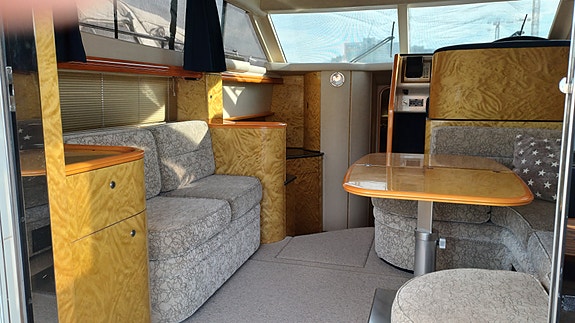 Princess 40 flybridge, ca 1340 tim 3 of 15
