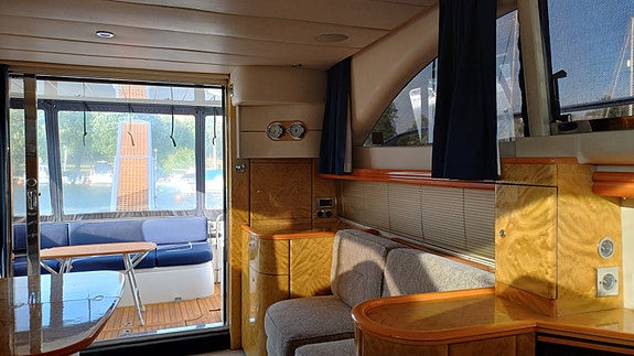 Princess 40 flybridge, ca 1340 tim 4 of 15