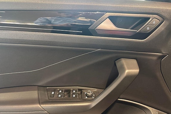Volkswagen T-Roc 19 of 25