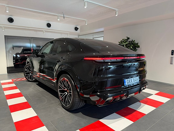 Porsche Cayenne 2 of 21