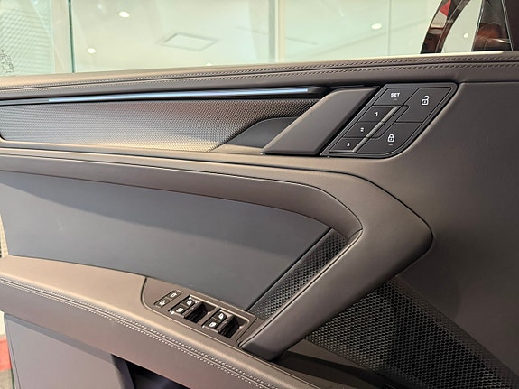 Porsche Cayenne 18 of 21