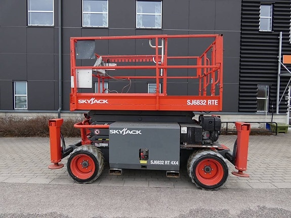 SkyJack 6832RTE 2 of 8