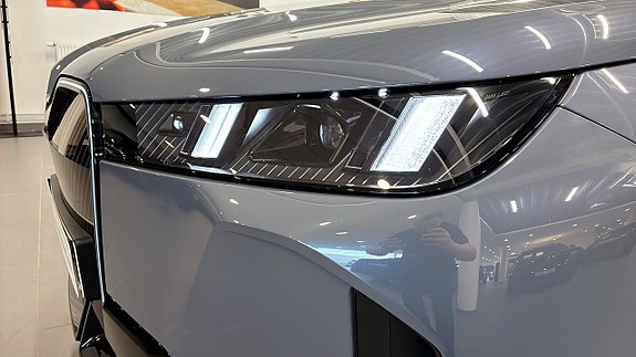 BMW iX 11 of 12
