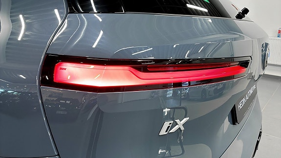 BMW iX 12 of 12