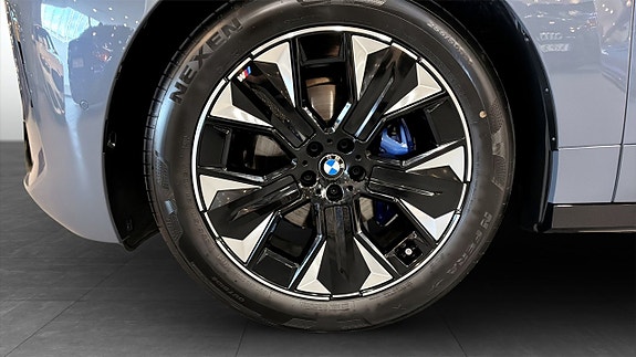 BMW iX 9 of 12