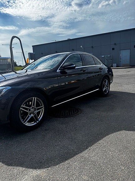 Mercedes-Benz C220 d 2 of 8