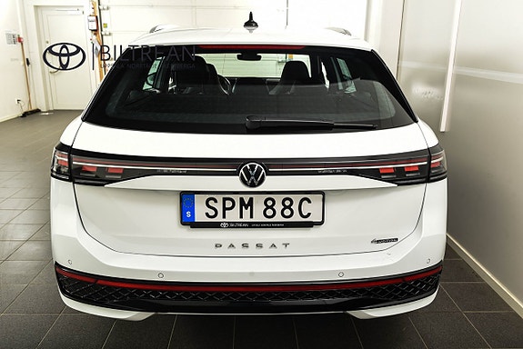 Volkswagen Passat 4 of 17