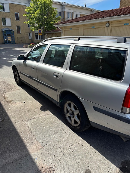 Volvo V70 3 of 5