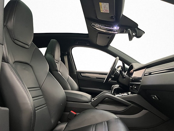 Porsche Cayenne 14 of 30