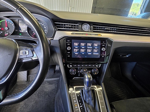 Volkswagen Passat 8 of 14