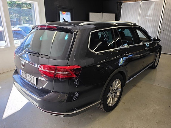 Volkswagen Passat 2 of 14