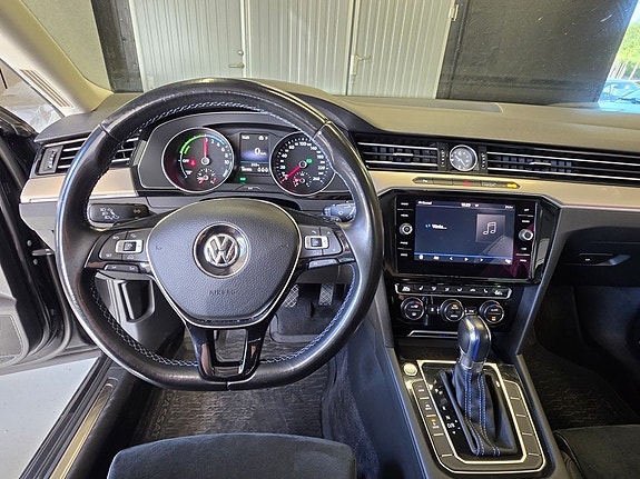 Volkswagen Passat 7 of 14