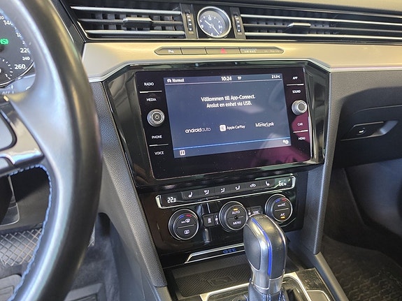 Volkswagen Passat 9 of 14