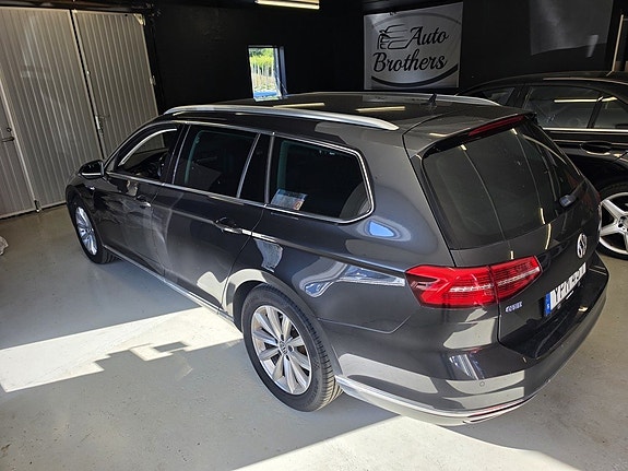 Volkswagen Passat 4 of 14