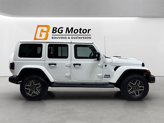 Jeep Wrangler Unlimited 3 of 19