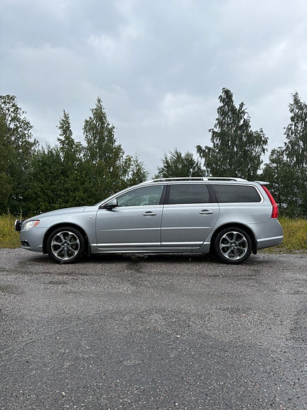 Volvo V70 2 of 9