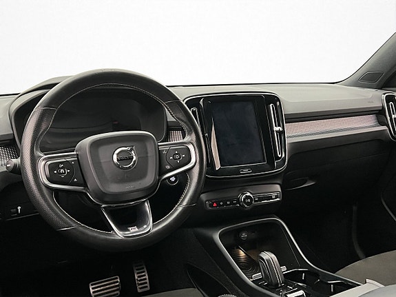 Volvo XC40 12 of 30