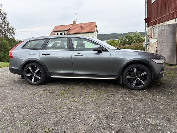 Volvo V90 Cross Country 2 of 4