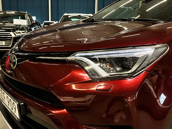 Toyota RAV4 8 of 24