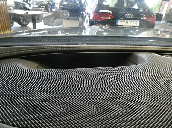 Mercedes-Benz E200 25 of 25