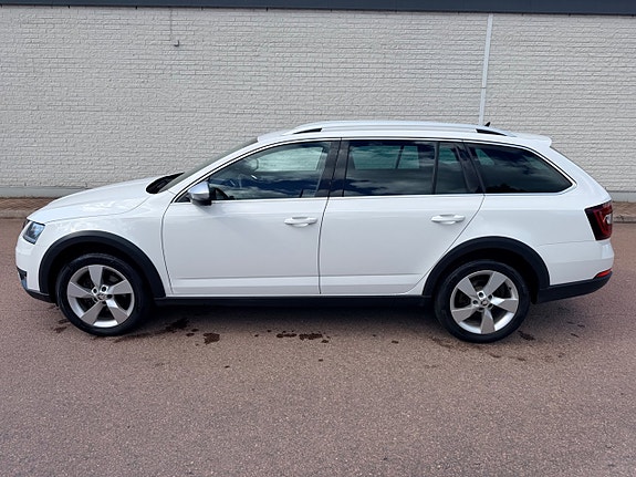 Skoda Octavia Scout 2 of 22