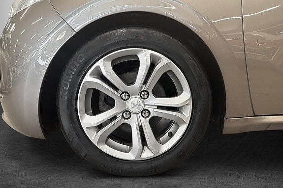 Peugeot 208 2 of 15