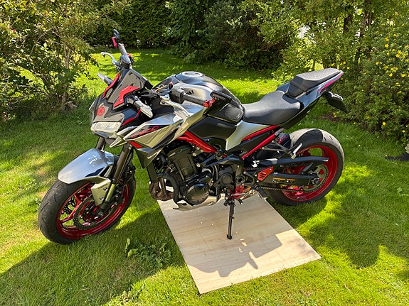 Kawasaki Z900 2 of 10