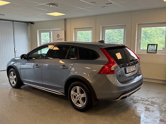 Volvo V60 Cross Country 8 of 30