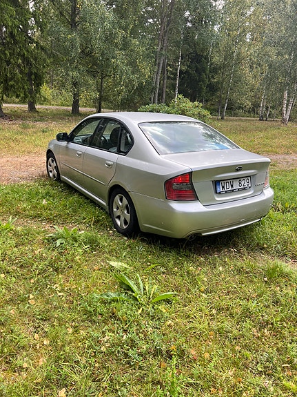 Subaru Legacy 3 of 5