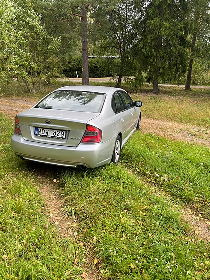 Subaru Legacy 2 of 5