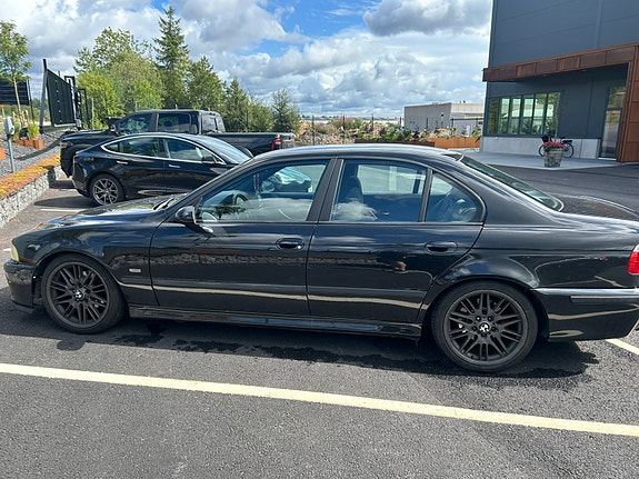BMW 520i 4 of 5