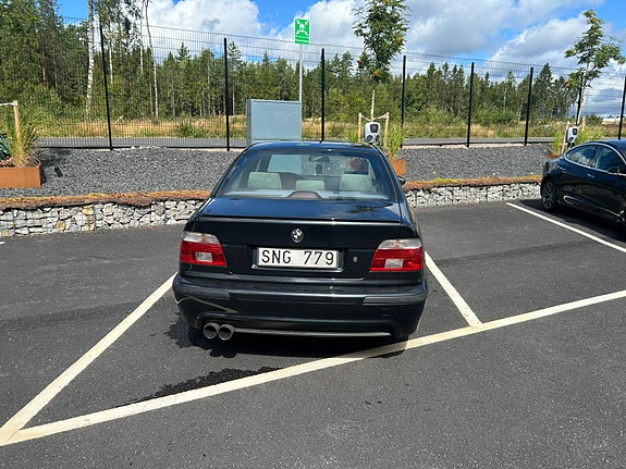 BMW 520i 3 of 5