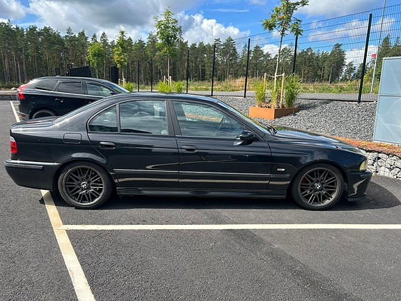 BMW 520i 2 of 5