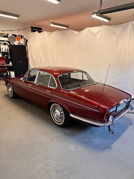 Jaguar XJ 3 of 6