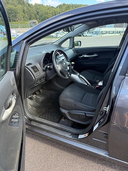 Toyota Auris 10 of 14