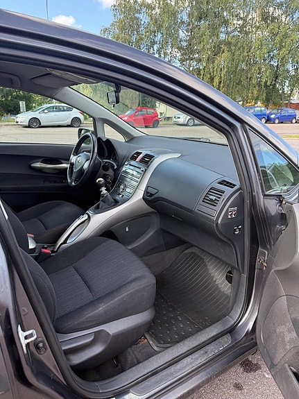 Toyota Auris 11 of 14