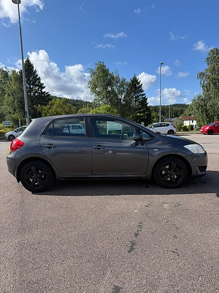 Toyota Auris 7 of 14