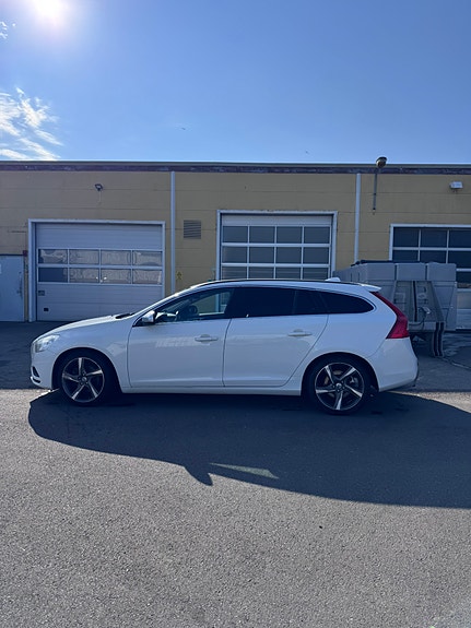 Volvo V60 2 of 7