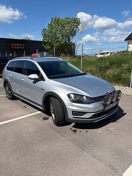Volkswagen Golf Alltrack 2 of 7