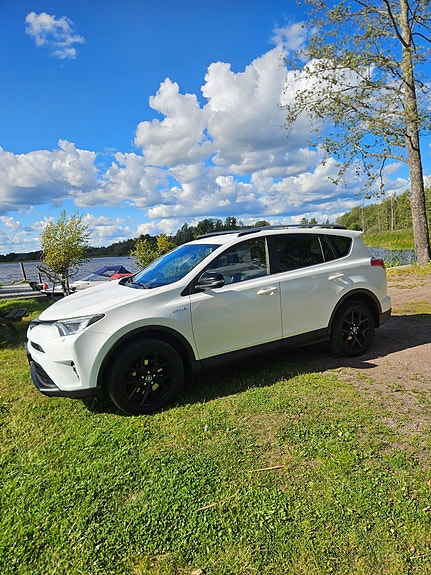 Toyota RAV4 3 of 10