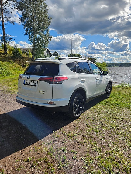 Toyota RAV4 4 of 10